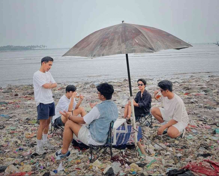 Pandawara Group sedang bersantai di pantai terkotor di Indonesia. /Sumber Instagram @pandawaragroup 