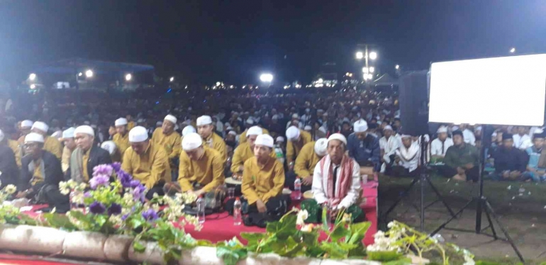 Grup Shalawat Majlis Dzikir At Taubah dan ribuan jamaah pengajian KH Anwar Zahid (Hamim Thohari)