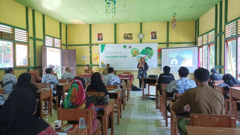 Saat Widiya Octa Selfiany menyampaikan materi training Guru. (Foto : Yayasan Palung).