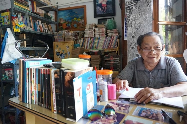 Berawal dari melanjutkan cita-cita anak sulungnya, Armanoe (75) dengan setia membuka persewaan buku dan komik di Banyuwangi. Walaupun dalam sehari, hanya satu penyewa yang datang ke rumahnya. (KOMPAS.COM/Ira Rachmawati)