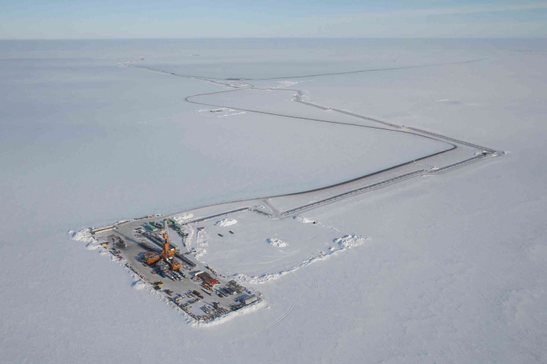 A Conoco-Phillips drill site in the Western Arctic. (ConocoPhillips Company). Sumber: earthjustice.org 