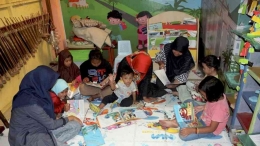 Kegiatan komunitas literasi ibu dan anak, sumber: kompas.id