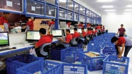 Suasana layanan packaging center JNE (sumber gambar: Tribunnews)