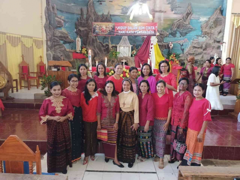 Merayakan Pentakosta sebagai Hari Keragaman dan Linta Budaya ditunjukkan dengan memakai kostum daerah, termasuk anggota koor (Foto: Dokumentasi pribadi)