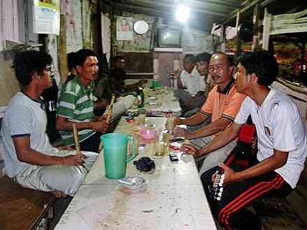 Ilustrasi orang Batak minum tuak di lapo tuak (Foto: via Wikipedia.org)