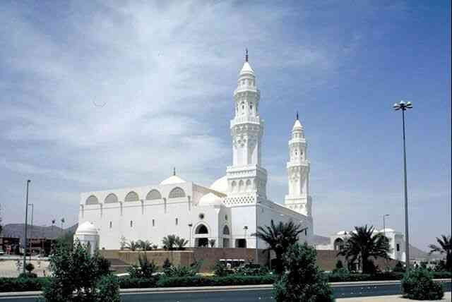 Masjid Qiblatain di Madinah (foto : Pinterest.com)