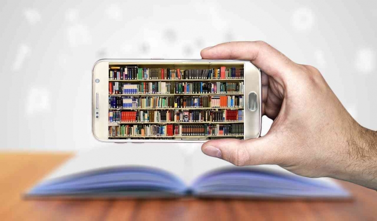 Minat baca kini lebih banyak beralih ke produk dan media digital, tapi pesona buku fisik tak tergantikan | Foto: pixabay.com/geralt