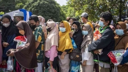 Suasana antrian pembelian minyak goreng sumber gambar Ilustrasi photo CNN Indonesia