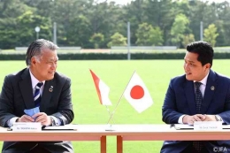 Presiden JFA Kashima Tohzo berbincang dengan Ketua Umum PSSI Erick Thohir di Jepang, pekan lalu. (Sumber foto: JFA via Kompas.com)