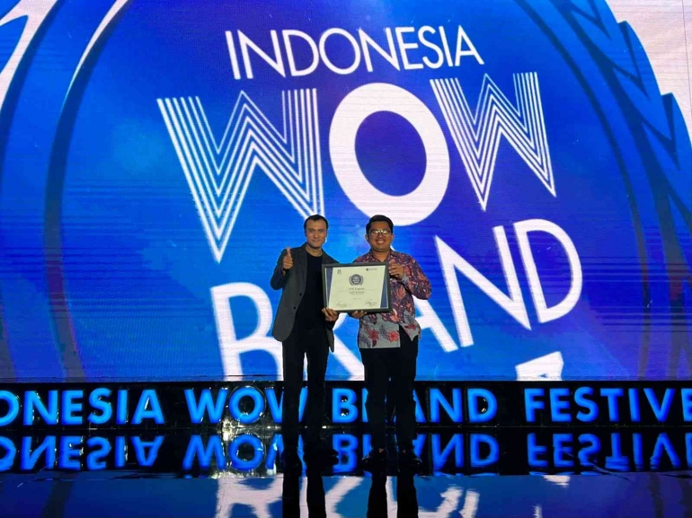 JNE kembali raih penghargaan Gold Champion Indonesia WOW Brand 2023 dari Markplus Inc. untuk kategori Courier Service (sumber gambar: JNE)