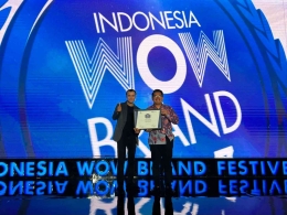 Penyerahan penghargaan Gold Champion Indonesia WOW Brand 2023 (Sumber gambar: JNE)