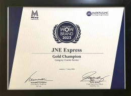 Penghargaan Gold Champion Indonesia WOW Brand 2023 kepada JNE Express untuk kategori Courier Service (sumber: Press Release JNE)