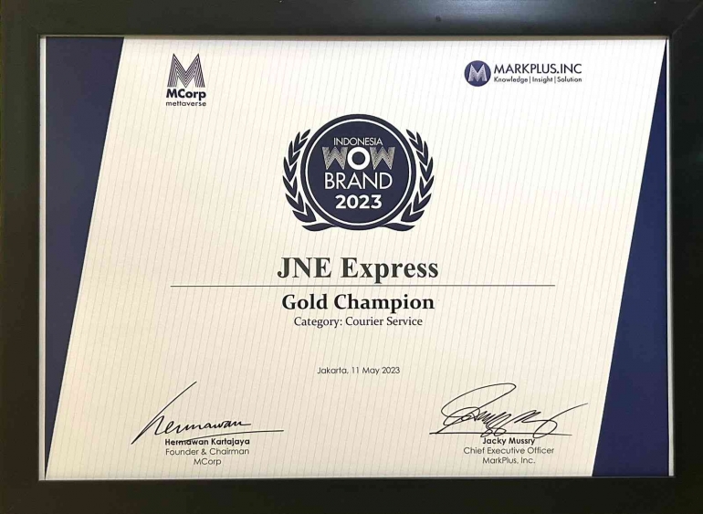 Penghargaan Gold Champion Indonesia WOW Brand 2023 (Sumber gambar: JNE)