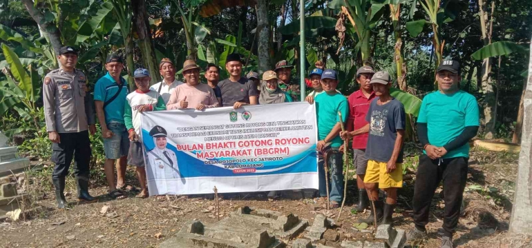 Usai memberishkan makam mbak Bujuk Murti (Hamim Thlohari Majdi)