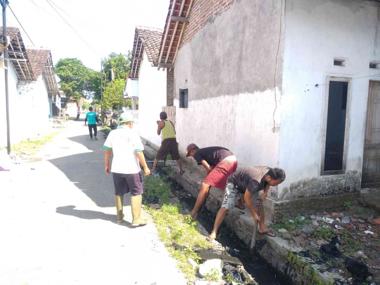 Antusias warga mengikuti gotong royong kerukunan - membersihkan selokan (Hamim Thohari Majdi)