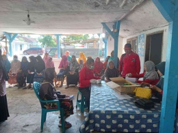 Antrian layanan kesehatan di balai dusun persil Rojopolo kecamatan Jatiroto (Hamim Thohari Majdi)
