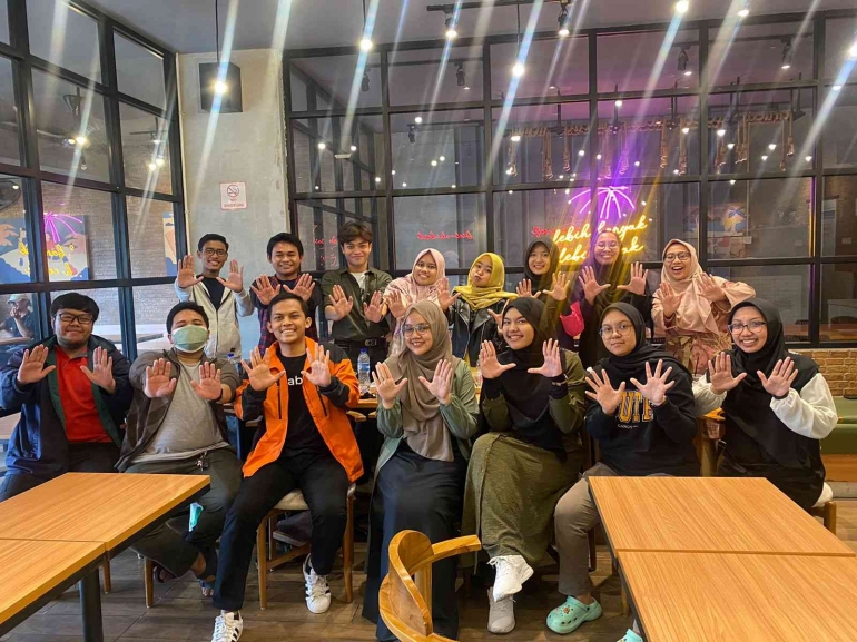Pengurus FIM Jakarta 2023 usai gelar kegiatan BONDI-NG di Kedai Roti Bakar Keibar, Lebak Bulus, Jakarta Selatan/MedKre/Mudrikah