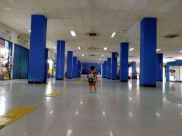 Anak bayi bergaya di terminal | foto: KRAISWAN 