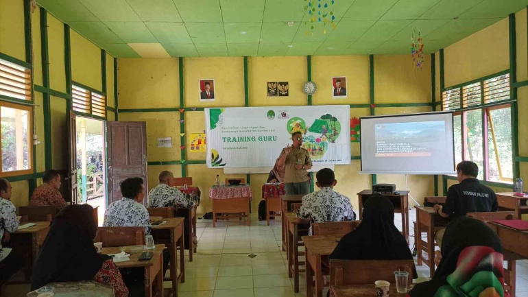 Ahmad Sirojudin, S.Hut dari Balai TANAGUPA saat menyampaikan materi  tentang pengenalan tentang TANAGUPA. (Foto dok :Yayasan Palung). 