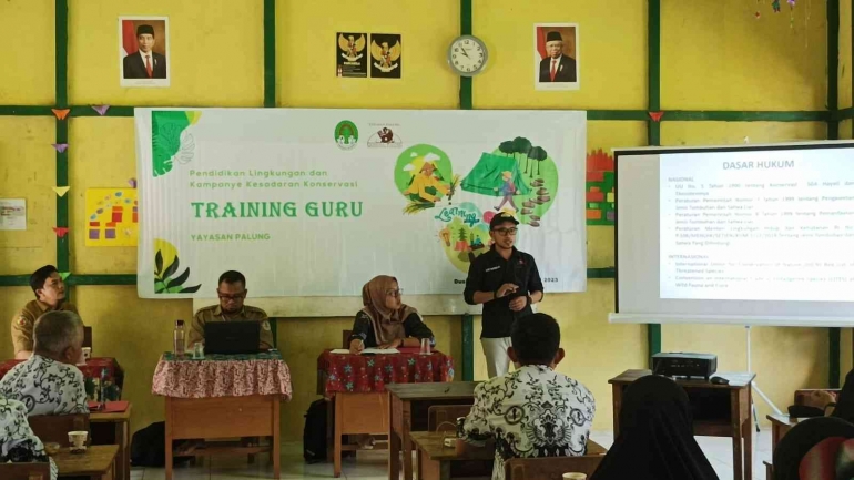 Simon Tampubolon saat menyampaikan materi tentang sosialisasi perlindungan satwa liar. (Foto : Yayasan Palung).