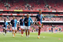 Pemain Arsenal tengah melakoni pemanasan (Gambar dari Facebook page resmi Arsenal)