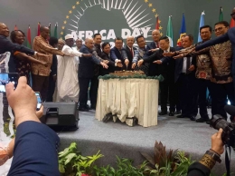 Para duta besar Afrika memotong kue pada perayaan Hari Afrika di Jakarta. | Sumber: Veeramalla Anjaiah