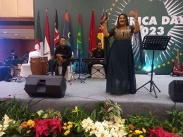 Penyanyi asal Maroko sedang tampil di acara Hari Afrika. | Sumber: Veeramalla Anjaiah