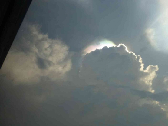 Fenomena cloud iridescence di langit Mojokerto pada 1 Mei 2023. Foto: Dokumen pribadi