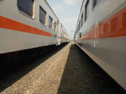 Dua kereta api yang tengah berpapasan di Stasiun Kertosono. Foto: Dokumen pribadi 