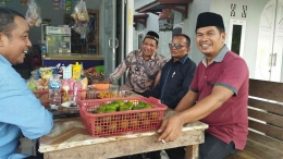 Anggota DPRD Padang Pariaman Rosman Palito Rajo Endah bersama Syamsul Bahri Palito Sampono Basa dan Agusta Alidin terlibat diskusi lepas soal banyak h