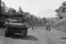 Tank ringan M3 Stuart yang digunakan Inggris di area Semarang-Ambarawa; 1945. (Sumber: IWM)