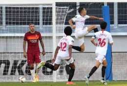 Pemain Sevilla merayakan gol ke gawang AS Roma pada tahun 2020/ foto: UEFA.com