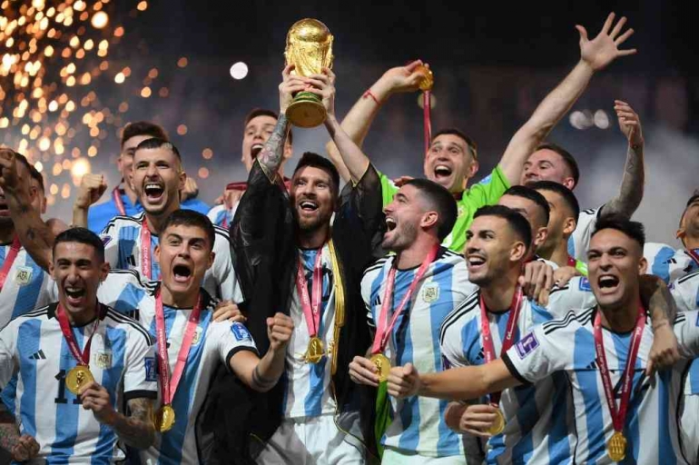 Timnas Argentina mengangkat trofi Piala Dunia 2022 di Qatar dan foto ini tidak ada hubungannya dengan isi artikel (Foto AFP Franck Fife)