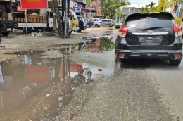 Contoh ruas jalan di Pekanbaru yang sering tergenang air bahkan banjir bila hujan turun. Seringkali terjadi di daerah Panam. (foto Akbar Pitopang)