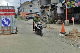 Kondisi jalanan yang terdampak dari adanya proyek IPAL di Pekanbaru. (foto Akbar Pitopang)