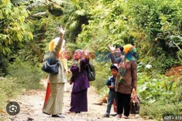guru berjalan kaki di hutan sepanjang 7 kilo bersama muruid-sindonews.com