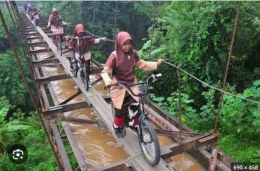 Anak-anak melintasi jembatan gantung untuk pergi sekolah -bombastis