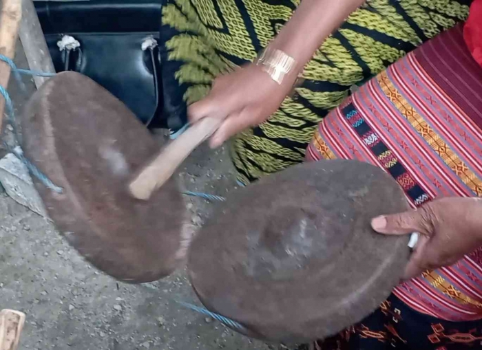 Alat musik gong. Gambar: dokumentasi Imanuel Lopis.