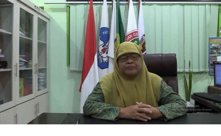Dwi Haryanti, M.Pd Kepala SMP Negeri 230 Jakarta saat wawancara dengan  Tim Jurnalistik (Foto: SSDarindo)