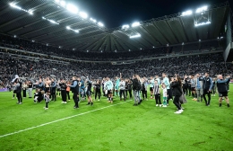 Para pemain dan staff Newcastle merayakan kelolosan tim ke UEFA Champions League 2023/24 (Sumber: Official Twitter Newcastle United @NUFC)