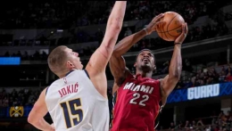 Foto: Nikola Jokic vs Jimmy Butler (NBA.com)