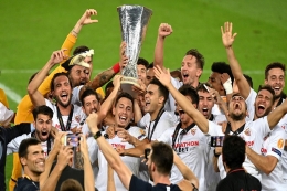 Pemain Sevilla merayakan juara Europa League tahun 2020/ foto: skysports com