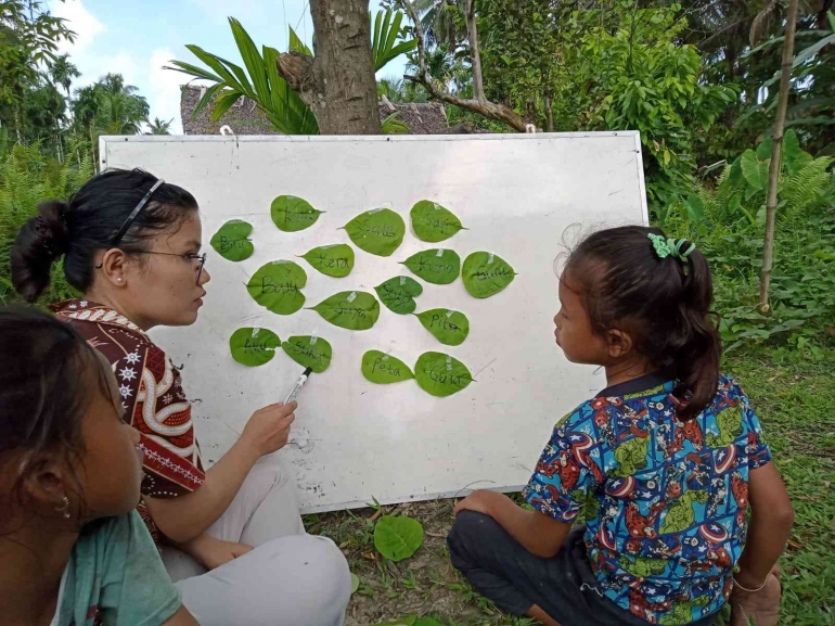 Foto ketika mengajar di Mentawai/Dok Pribadi