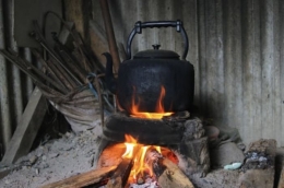 Ilustrasi dapur yang masih menggunakan kayu bakar. Sumber: iStockphoto via parapuan.co