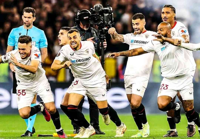 Pemain Sevilla bergembira merayakan juara Europa League/ foto: UEFA.com