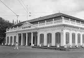 Gedung Harmonie sebagai tempat untuk berpesta dan berdansa orang Belanda (foto: republika.com)