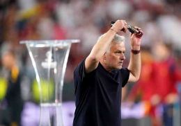 Jose Mourinho, melepas medali perak seusai kalah di final Liga Europa musim 2022-2023 (Sports Illustrated)