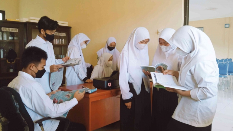 Kegiatan membaca buku di sekolah. Sumber foto: dokumen pribadi.