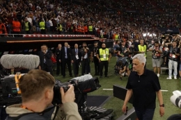 Jose Mourinho dikatakan telah melakoni laga terakhirnya mendampingi pasukan Roma pada final Liga Europa 2023 yang dimenangkan Sevilla lewat adu penalti setelah bertanding 1-1 selama 120 menit tersebut. (AFP/ODD ANDERSEN via kompas.com)