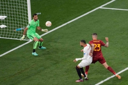 Momen gol bunuh diri Mancini/ foto: UEFA.com